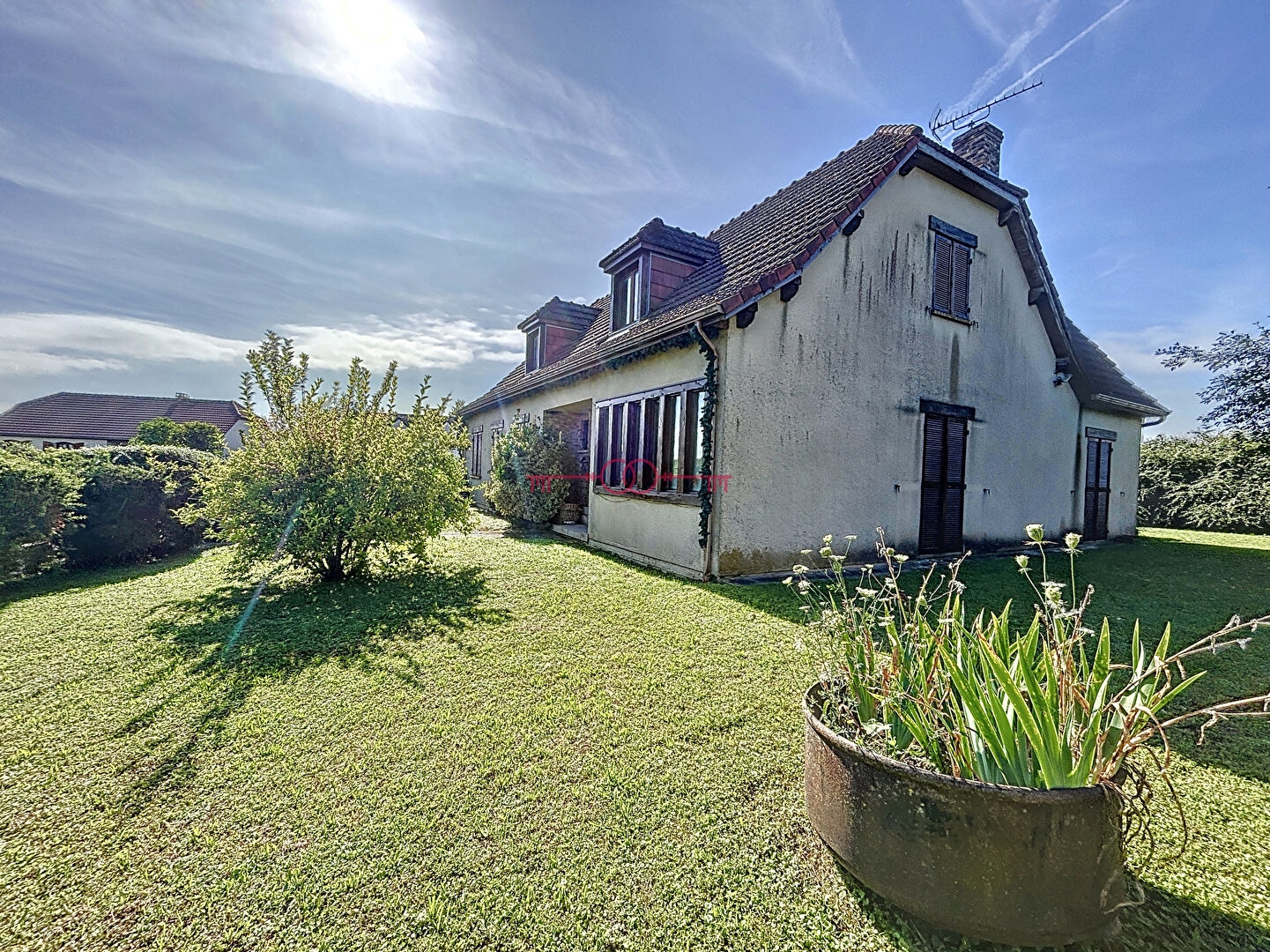 Charmante Maison Traditionnelle avec Sous-sol Complet et Grand Jardin Arboré - 1