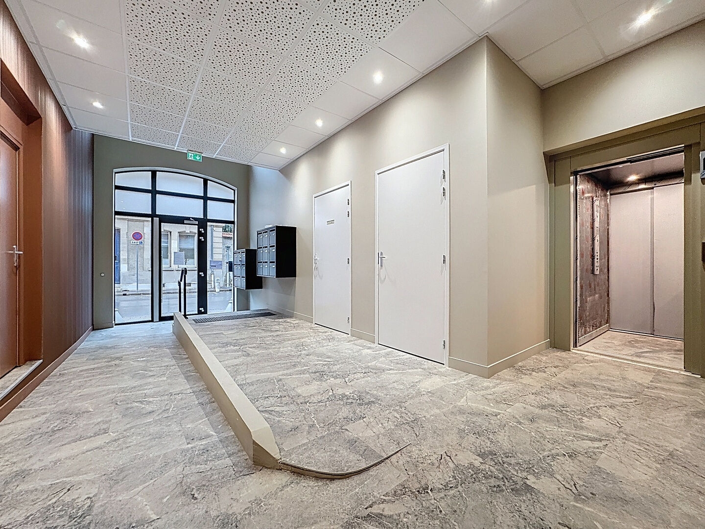  À VENDRE - LOCAL PROFESSIONNEL À AMENAGER EN BUREAU - RUE DES MOISSONS - photo 1