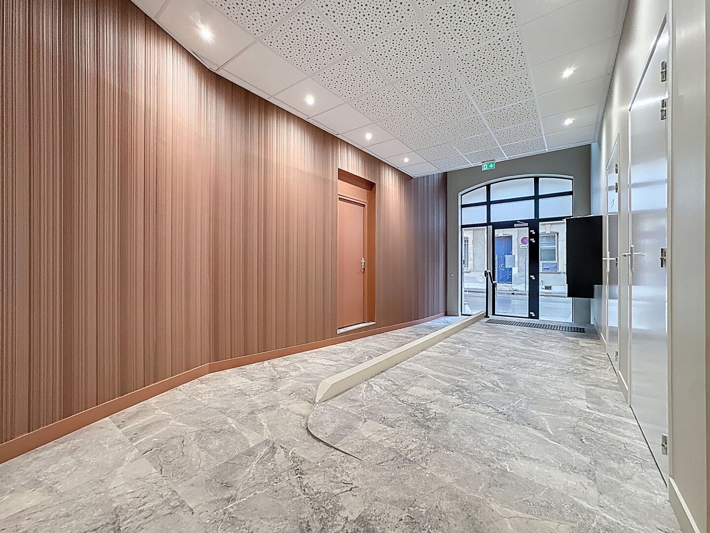  À VENDRE - LOCAL PROFESSIONNEL À AMENAGER EN BUREAU - RUE DES MOISSONS - photo 2