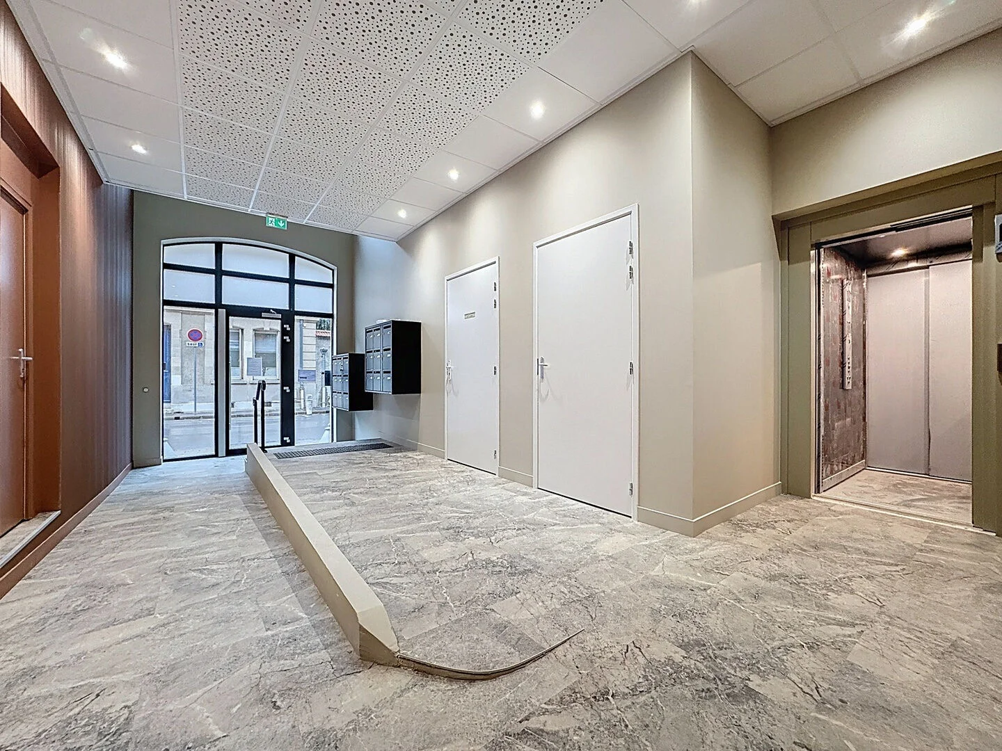 Local Commercial 1 pièces à Reims - photo