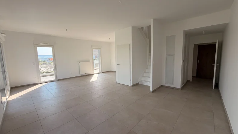 Appartement 5 pièces à Bezannes - photo 1