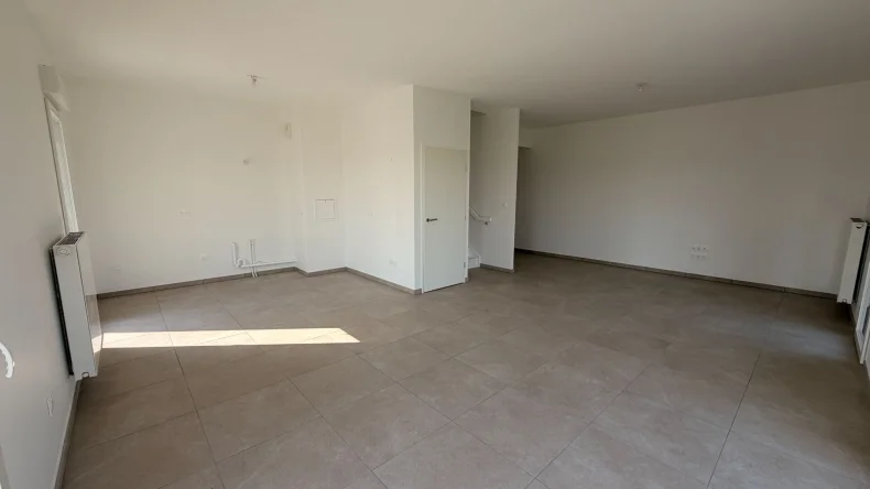 Appartement 5 pièces à Bezannes - photo 2