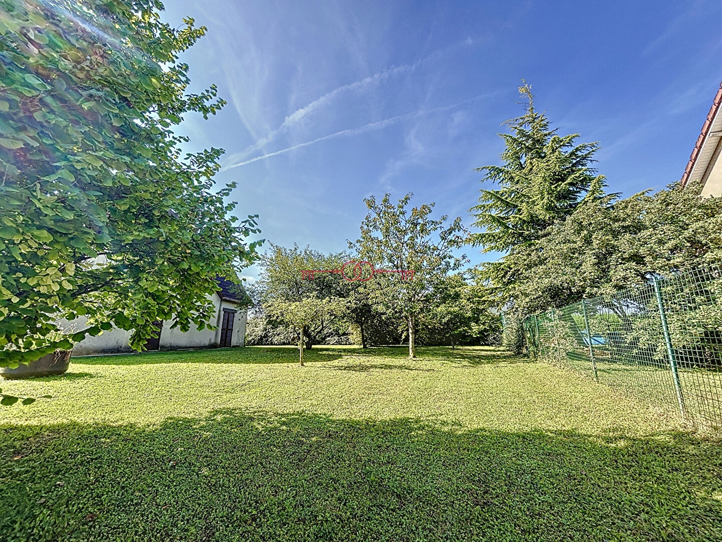 Charmante Maison Traditionnelle avec Sous-sol Complet et Grand Jardin Arboré - 10